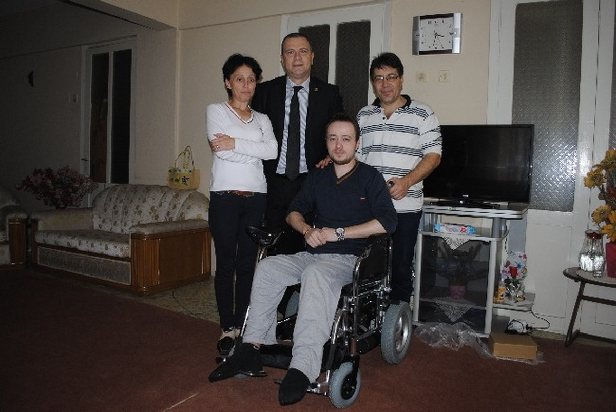 Uzunköprü Belediyesi, Tekerlekli Sandalye Hediye Etti