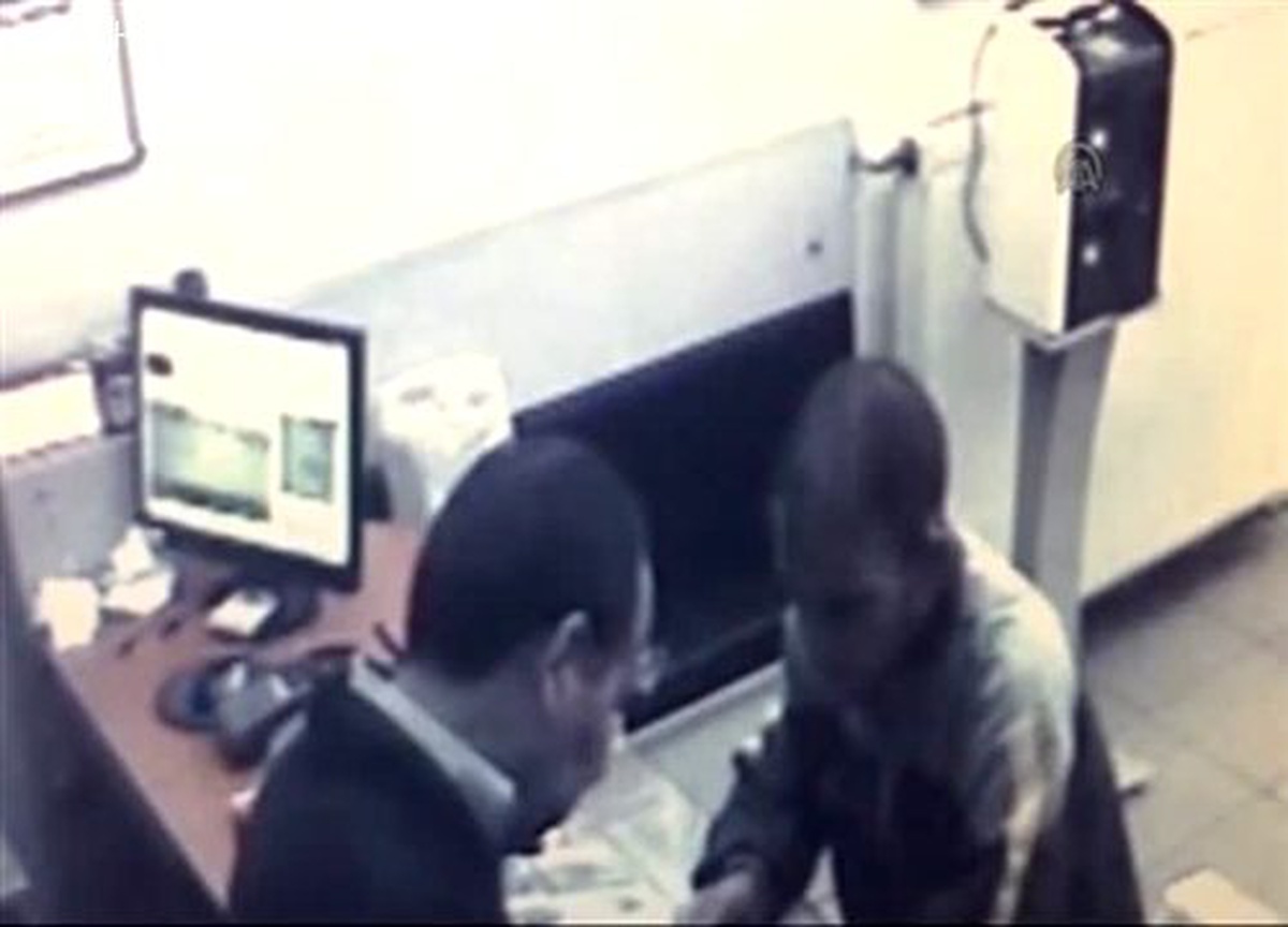 Yardım kutusu hırsızlığı güvenlik kamerasında