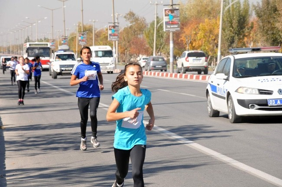 Afyonkarahisar\'da Atatürk Yol Koşusu
