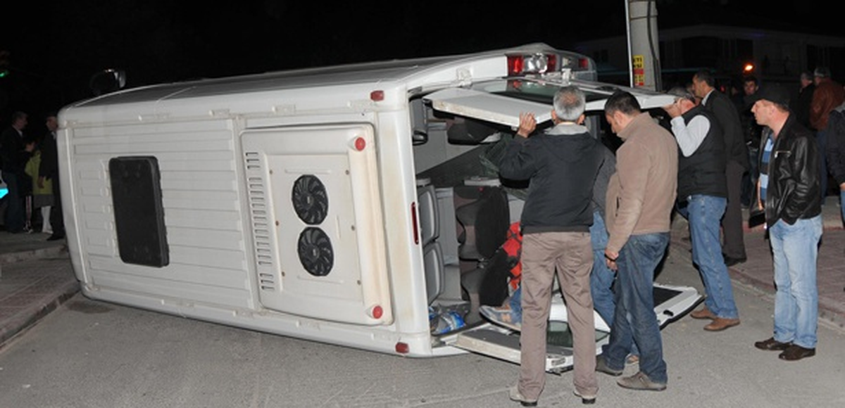 Balıkesir\'de Otomobille Minibüs Çarpıştı: 1 Ölü, 15 Yaralı