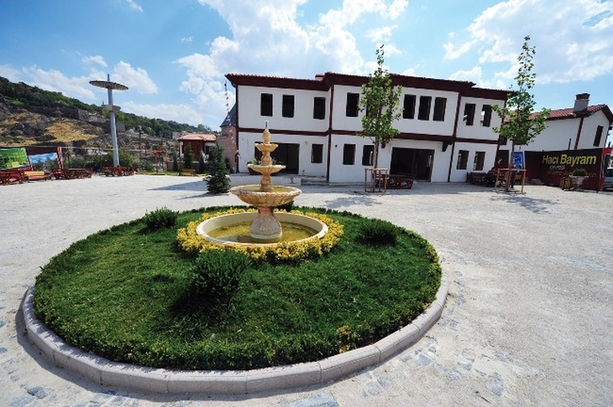 Başkent Meydanlarına Süs Havuzu