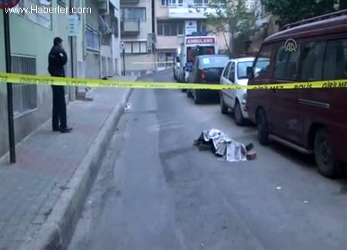 Bıçaklanan genç hastaneye 100 metre kala hayatını kaybetti