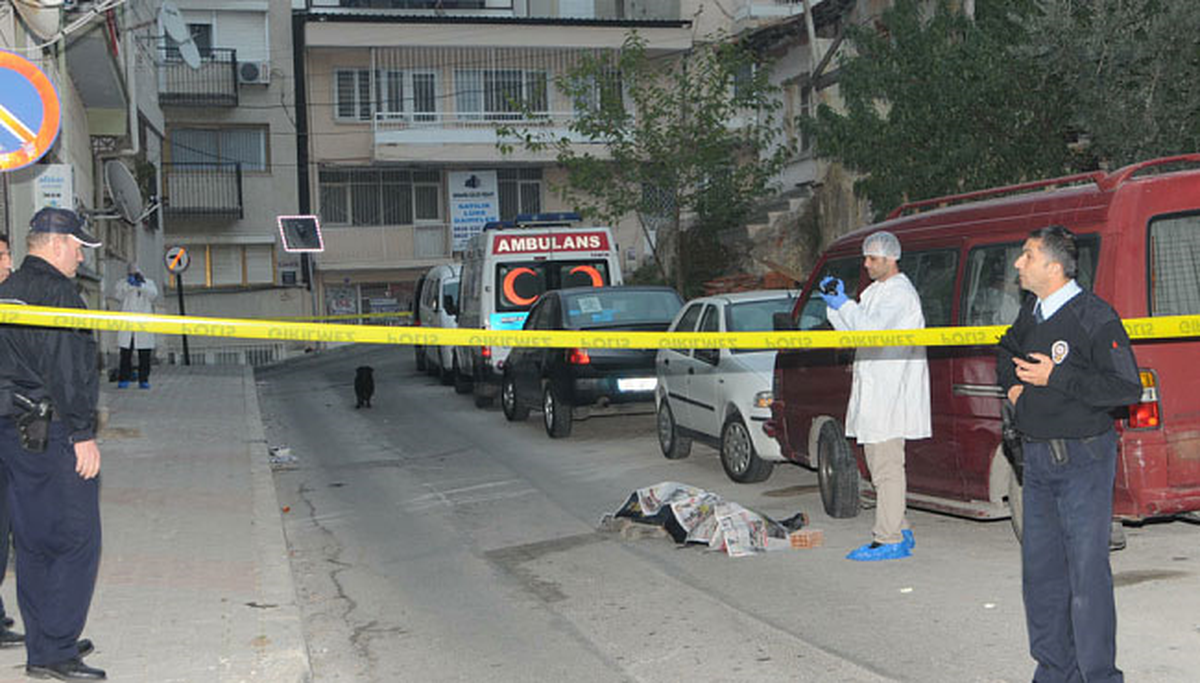 Bıçaklandı, Hastaneye 20 Metre Kala Yere Düşüp Öldü