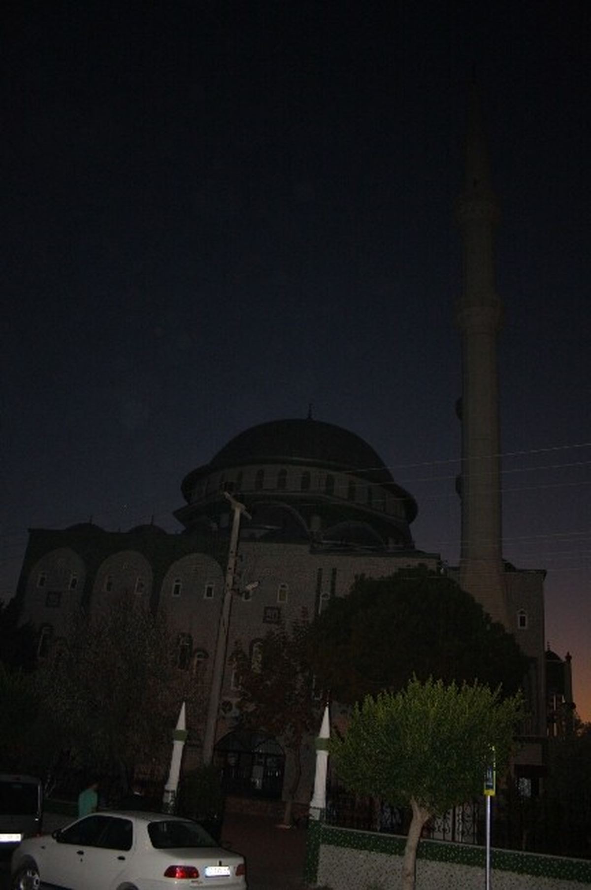 Cami Bahçesinde Bıçaklı Saldırı