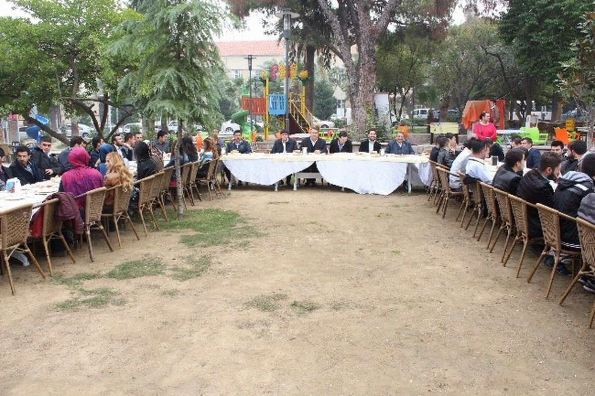 Çerçi\'den AK Parti Gençlik Kollarına Kahvaltı