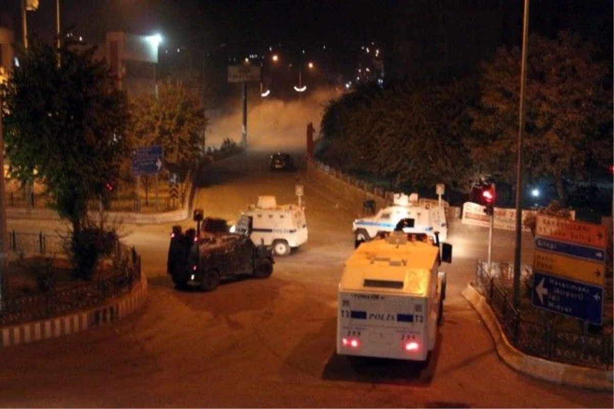 Cizre\'de İzinsiz Gösteri: 2 Polis Yaralı