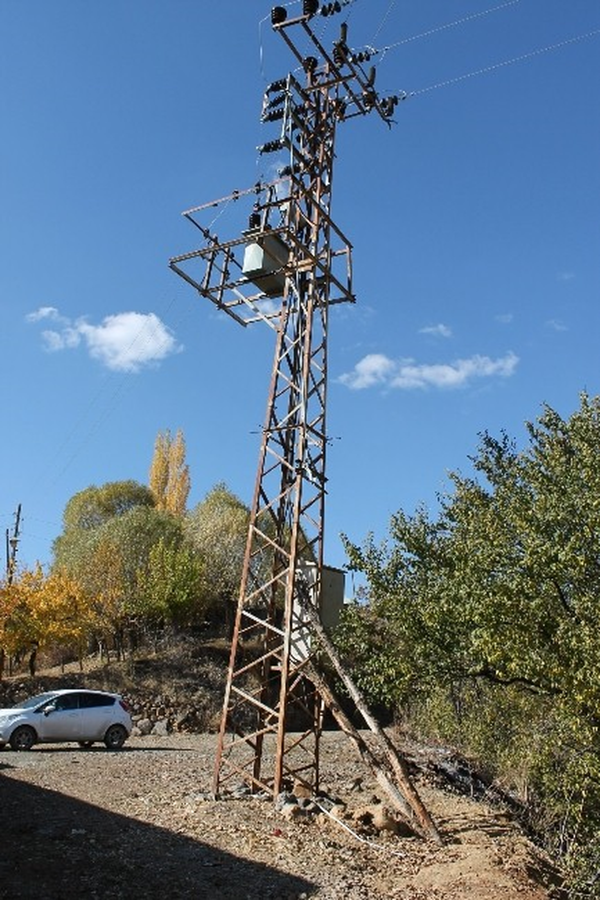 Eğri Olan Elektrik Direği Tehlike Saçıyor