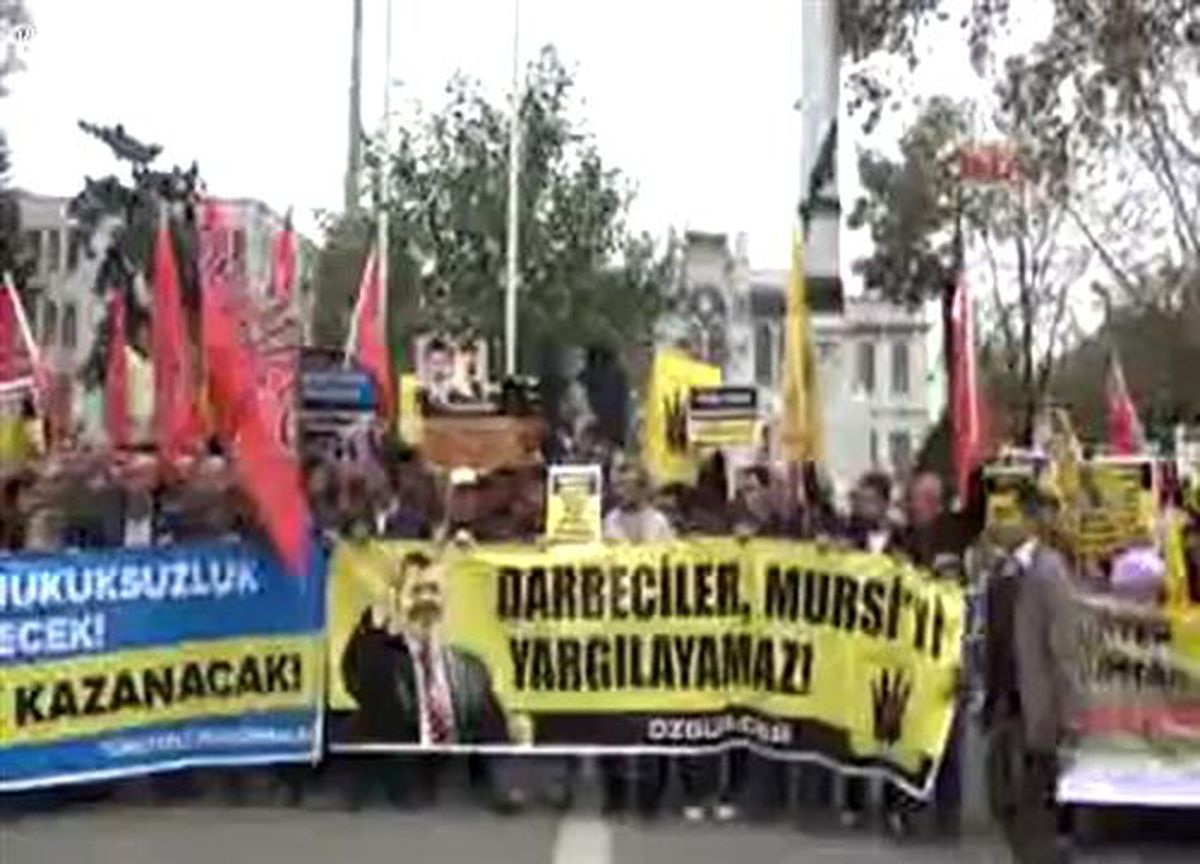 Fatih\'te Mursi\'ye Destek Eylemi