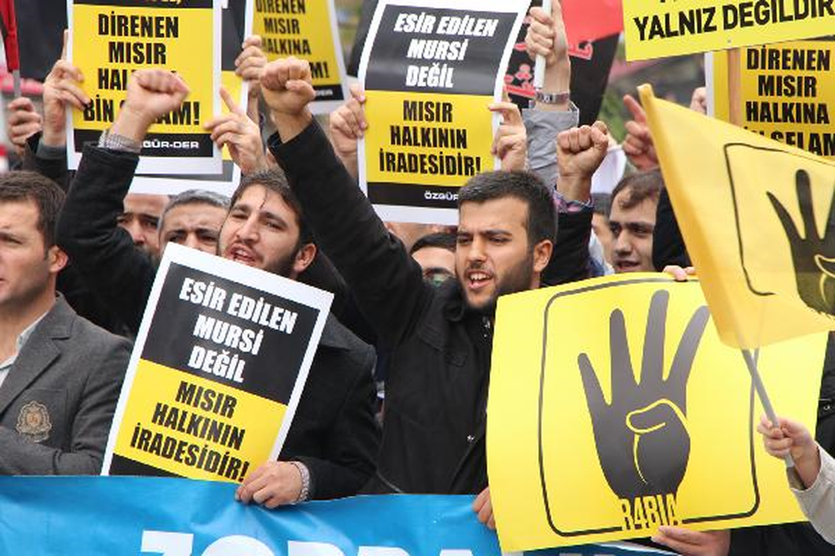 Fatih\'te Mursi\'ye Destek Gösterisi