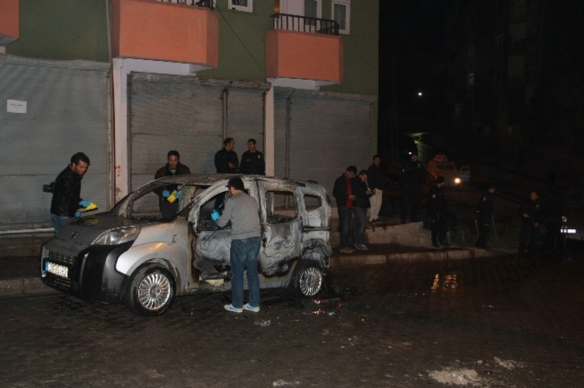 Hakkari\'de Öğretmenin Aracı Kundaklandı