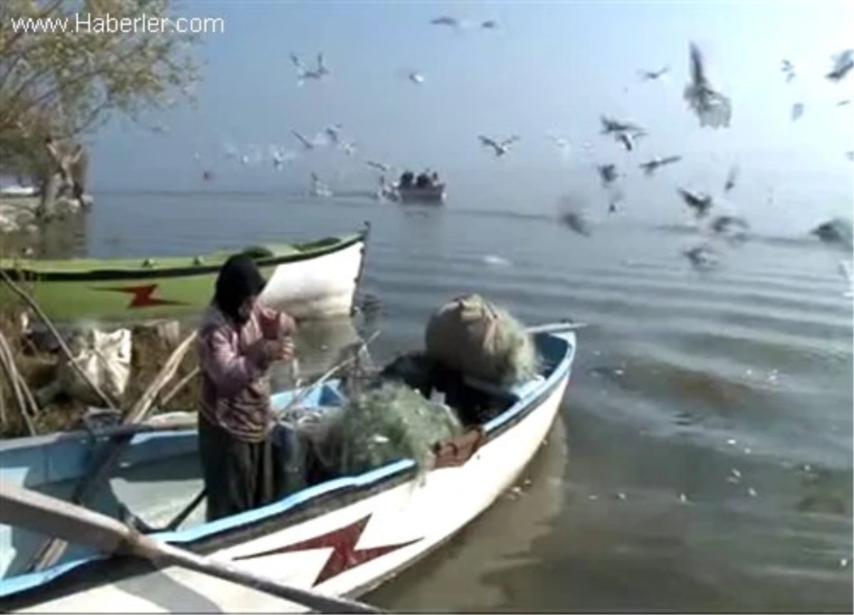 Her evin kapısının göle açıldığı köyün "balıkçı kadınları"