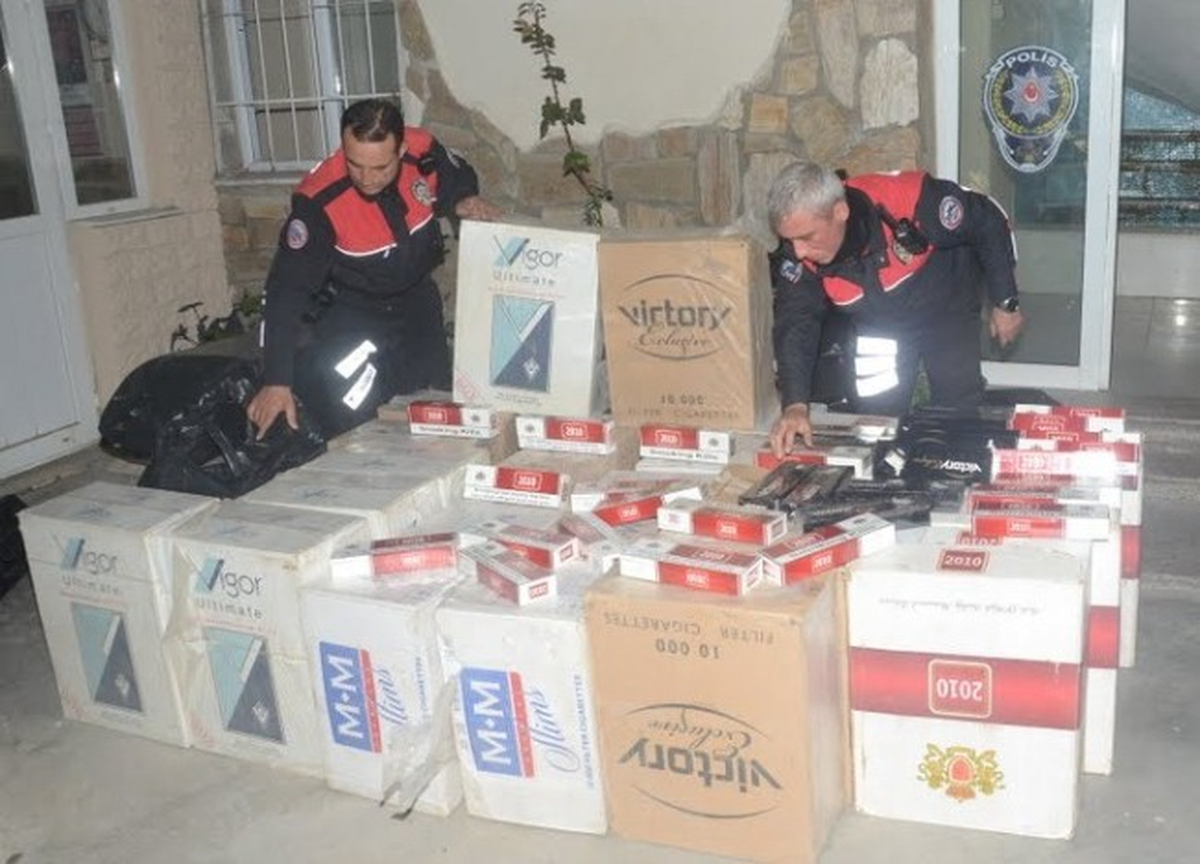 İzmir\'de Kaçak Sigara Operasyonu