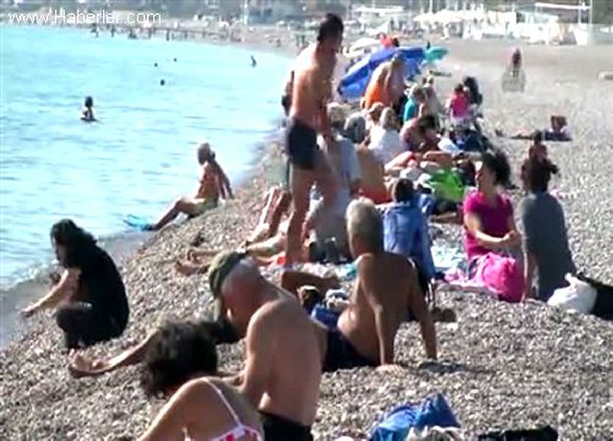 Kasım ayında deniz keyfi yapıyorlar