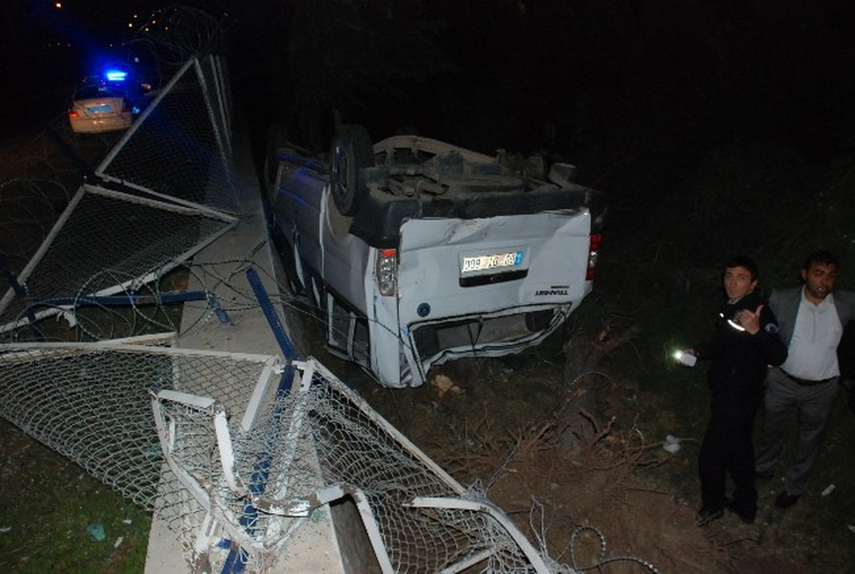 Minibüs Emniyet Müdürlüğü Bahçesine Uçtu: 7 Yaralı