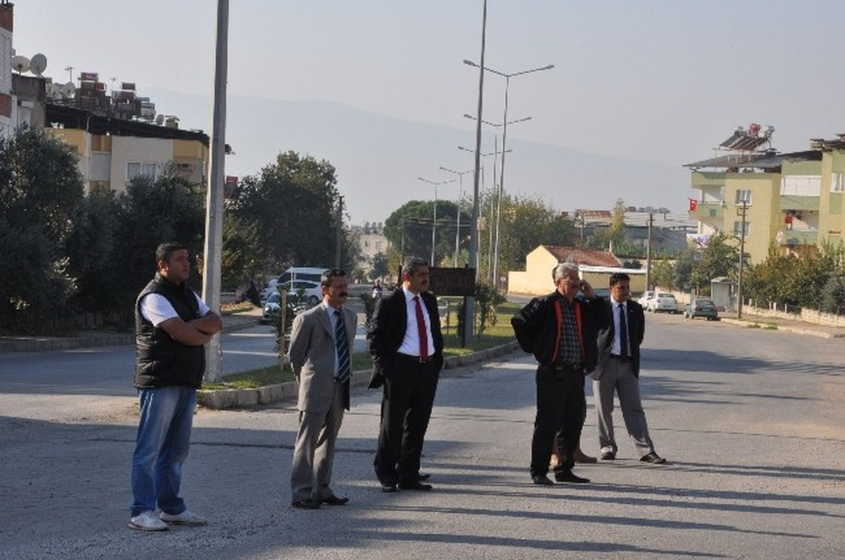 Nazilli\'de Yolun Ortasında Kalan Eski Ev Yıkıldı