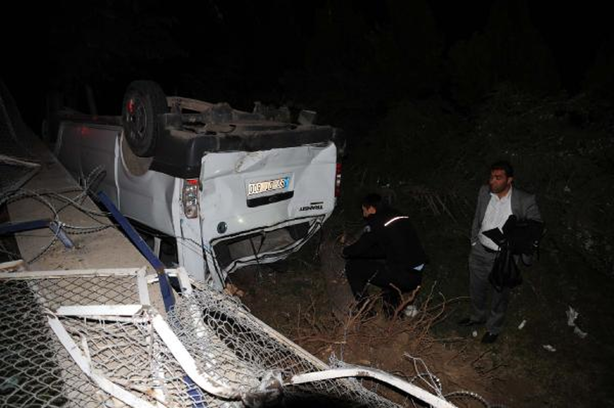 Otomobille Çarpışan Minibüs Emniyet Müdürlüğü Bahçesine Uçtu: 7 Yaralı
