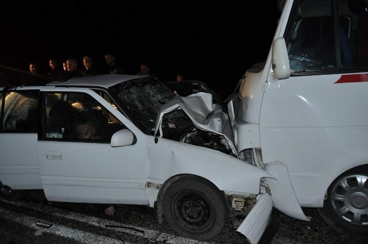 (Özel Haber) Gönen\'de Otomobil ile Otobüs Çarpıştı: 1 Ölü, 15 Yaralı