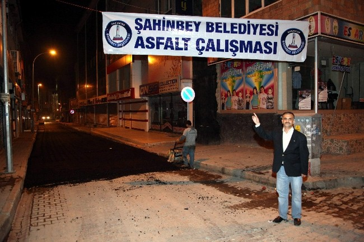 Şahinbey Belediyesi Esnaf Mağdur Olmasın Diye Gece Asfalt Çalışması Yaptı