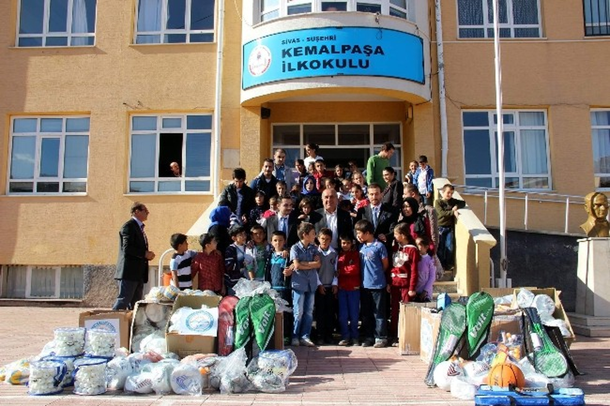 Sivas Vadi İlçeler Federasyonu Gençlik Kollarından Okullara Malzeme Desteği
