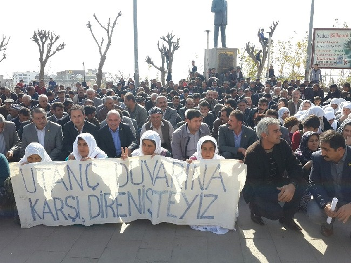 Suriye\'de Yaşanan Olaylar ve Sınırda Örülen Duvar Protesto Edildi