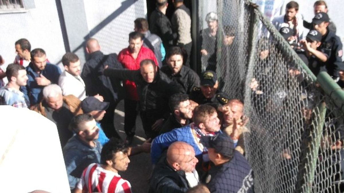Trabzon\'da Bal Ligi Maçında Gerginlik