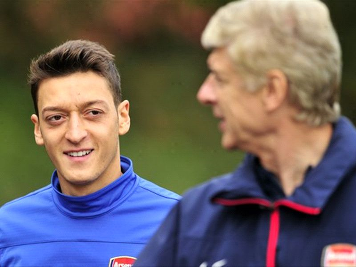 Wenger: Mesut Özil Zidane\'dan Daha İyi Top Sürüyor