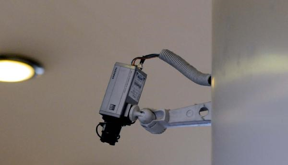 Yolcular Havalimanı\'ndaki Arama Kabini Kamerasından Rahatsız