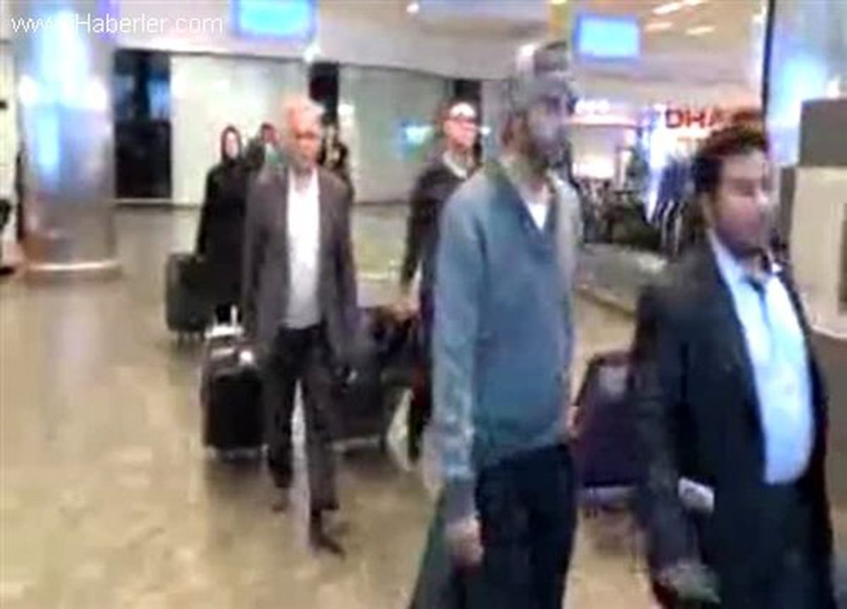 Yolcular Havalimanı\'ndaki Arama Kabini Kamerasından Rahatsız