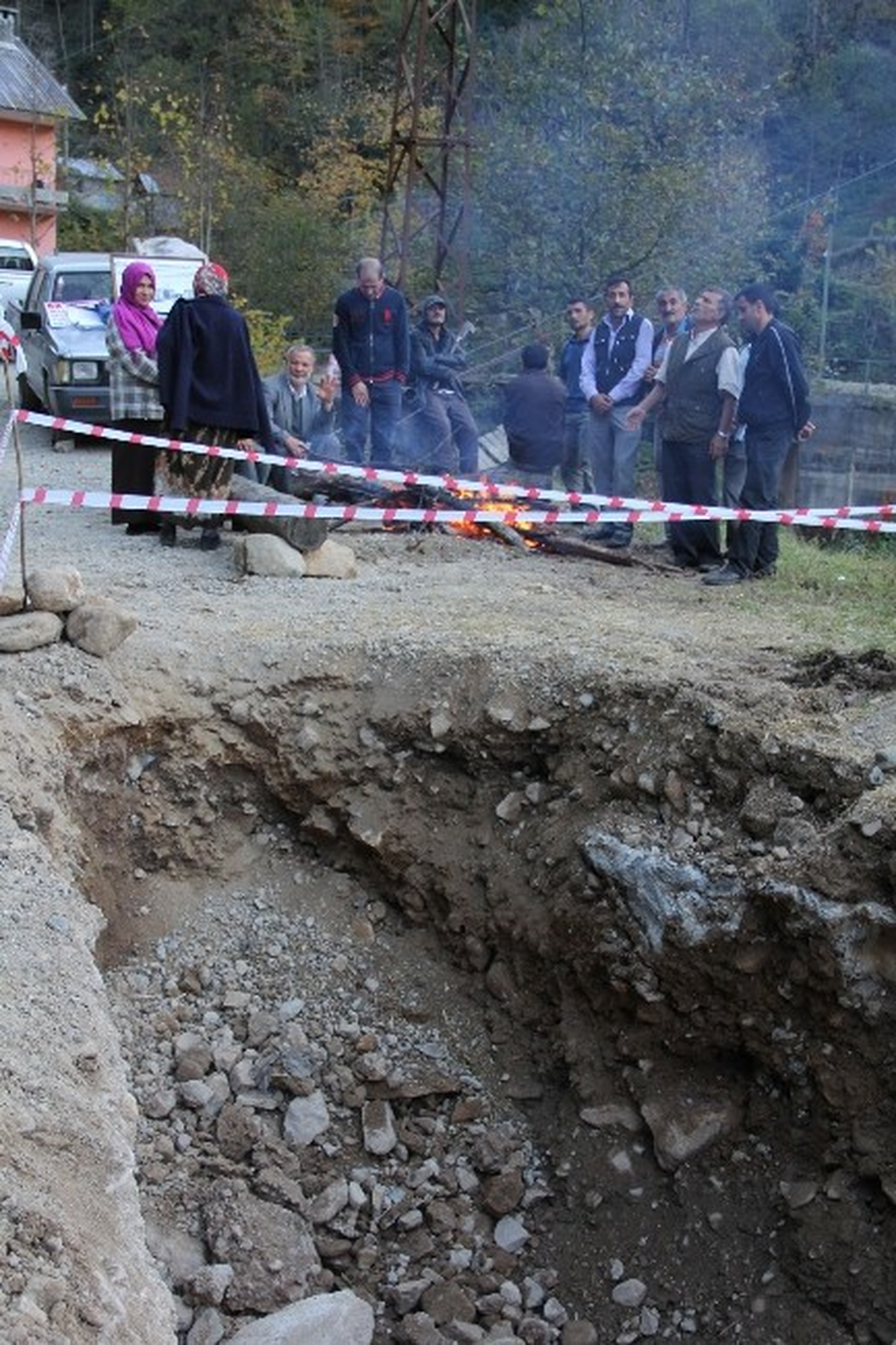 Araçları ile Hes Çalışmasını Engellediler