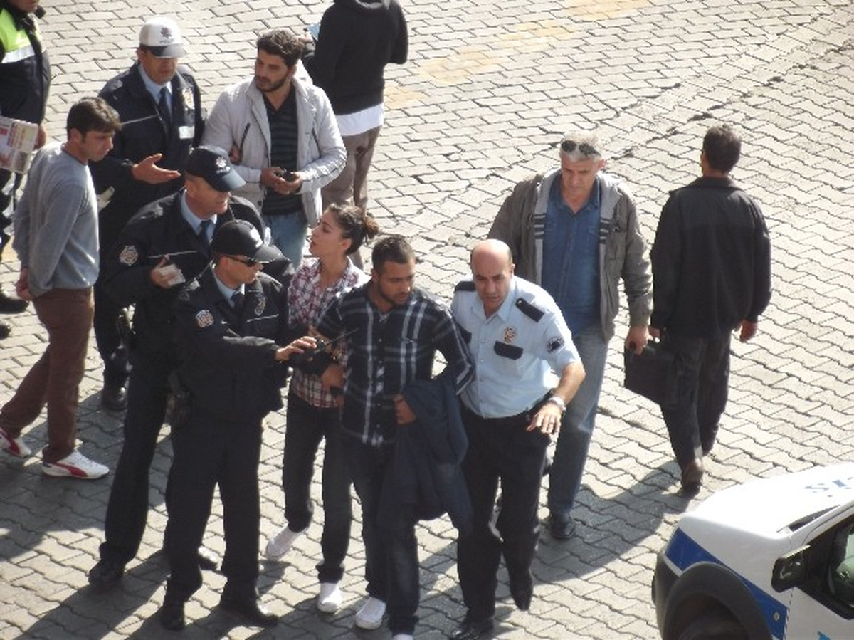 Banka Şubesi Önünde Birbirine Girdiler