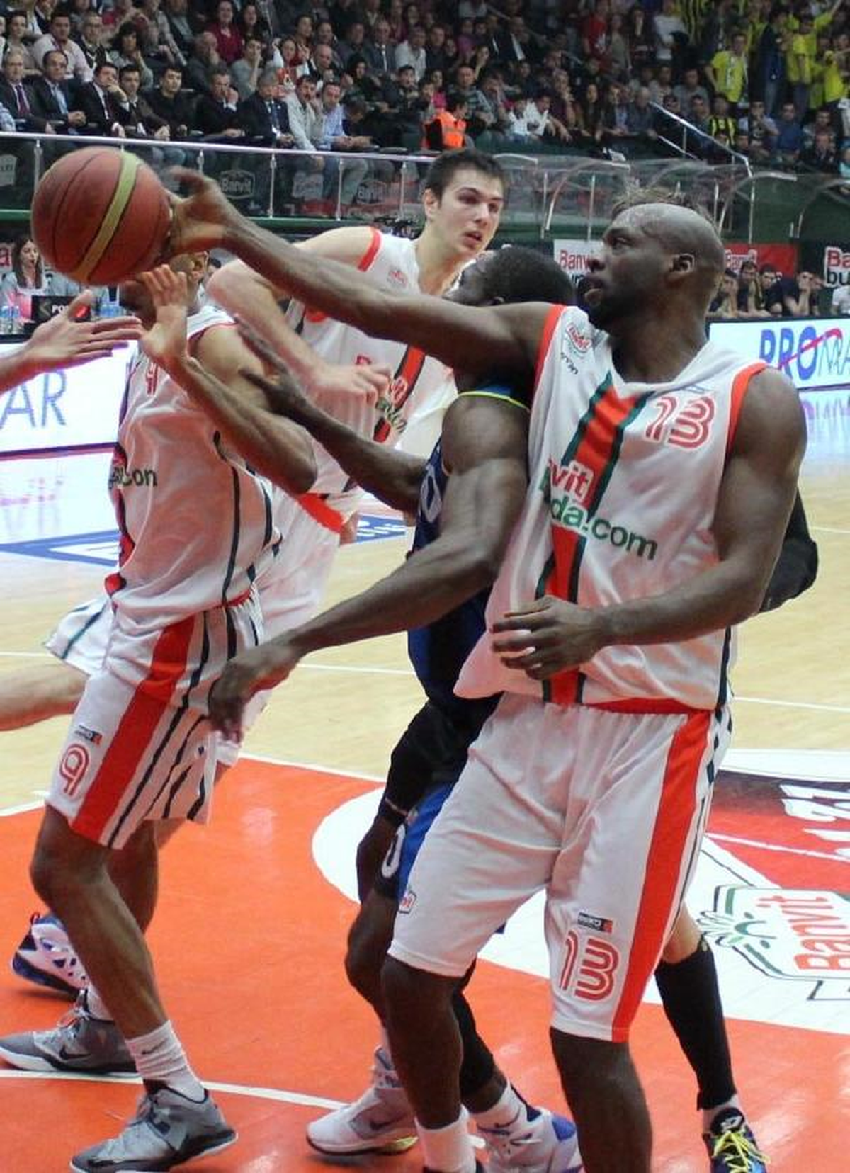 Banvit\'te Sakatlanan Simmons 1 Ay Yok