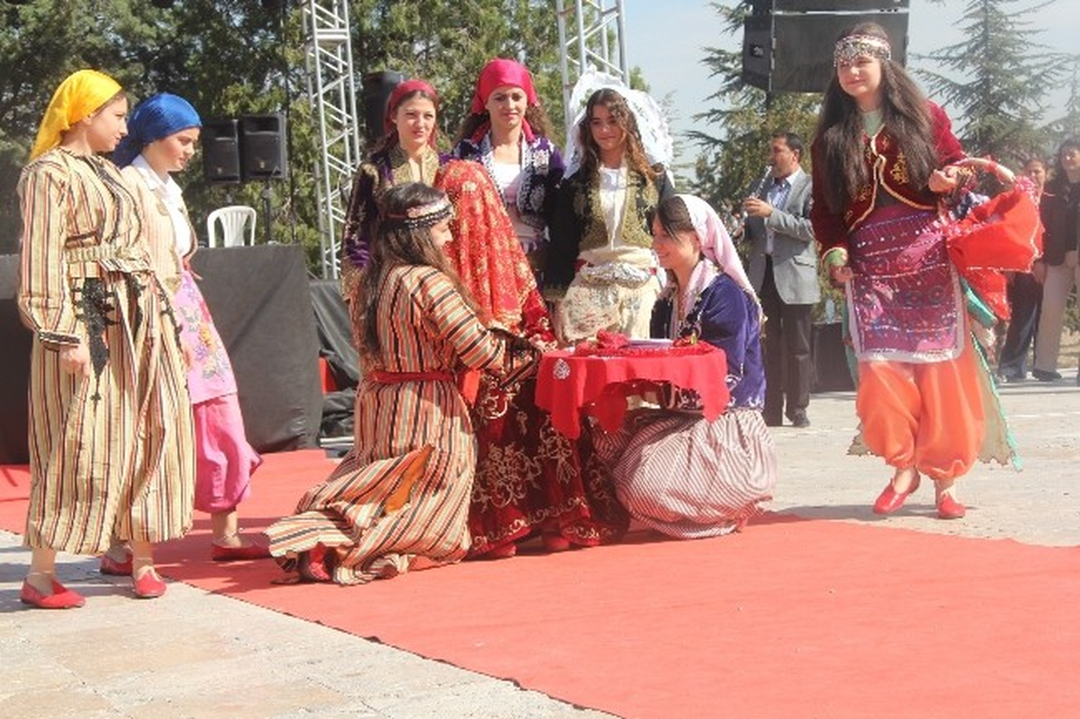 Burhaniye\'de Gençlik Merkezi Ekibi Takdir Topladı