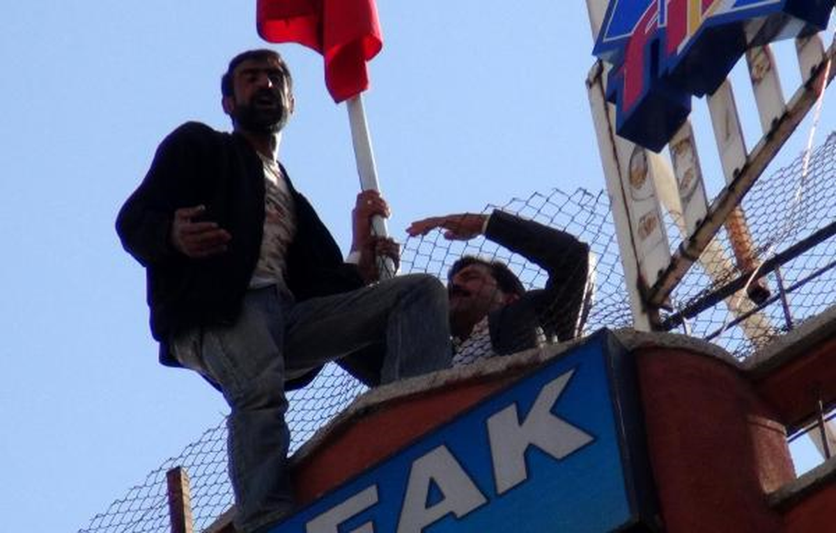 Dershanenin Çatısında İntihar Girişimi