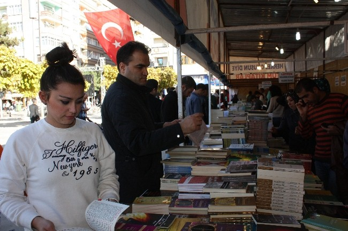 Elazığ\'da Herkes Okusun Diye Kitaplar 2 Lira