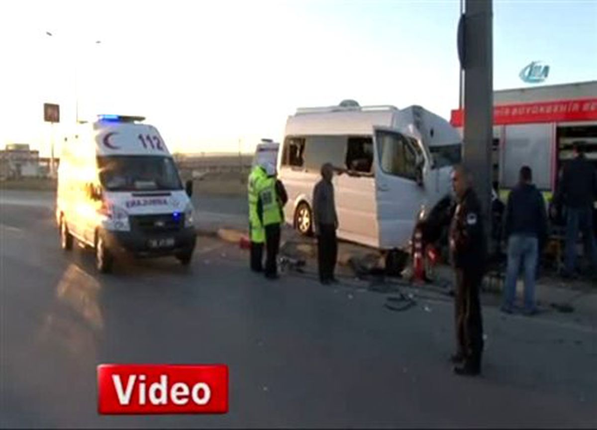 Eskişehir\'de Minibüs Direğe Çarptı