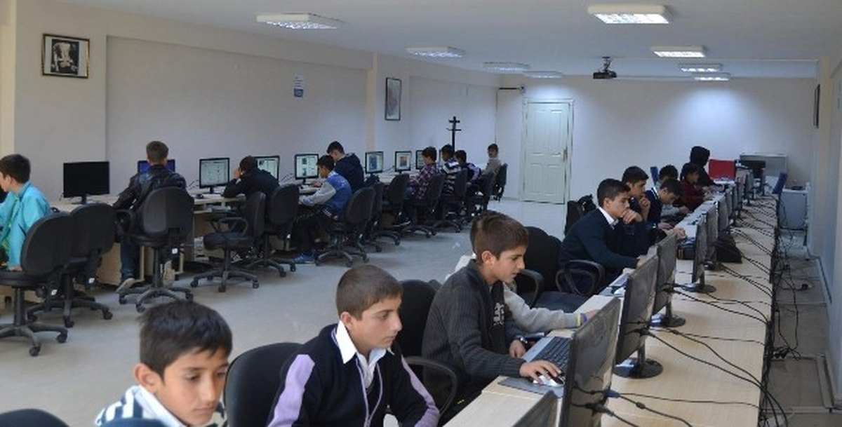 Gençlik Merkezinde Bilgisayar Öğreniyorlar