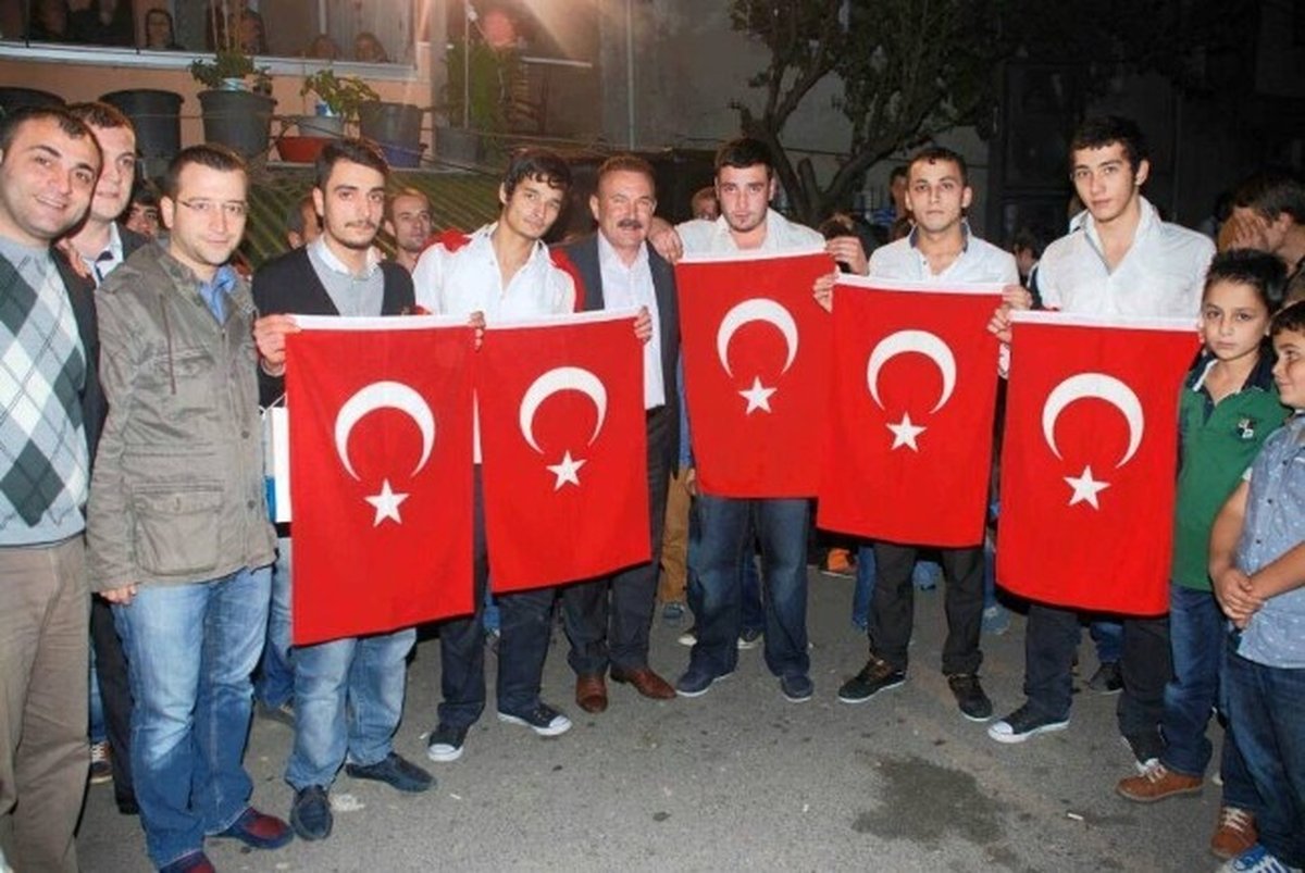 Güle Oynaya Askere Uğurlandılar