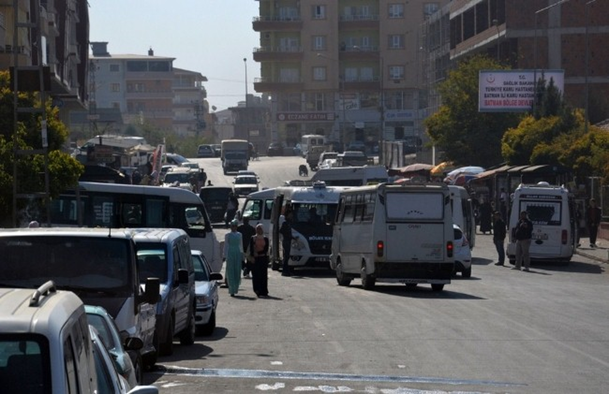 Hastaneye 10 Metre Kala Minibüsün Altında Kaldılar: 1 Ölü, 1 Yaralı
