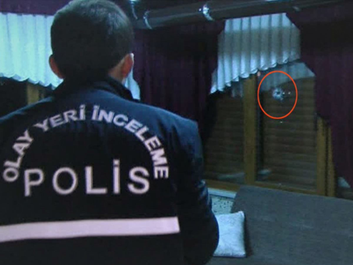 Havai Fişek Gösterimini İzlerken Evlerine Kurşun İsabet Etti