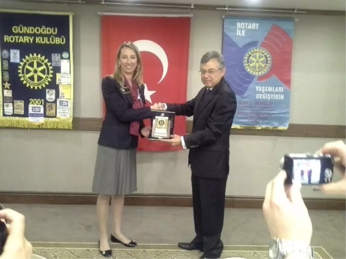 Hilmi Uğurtaş\'a Gündoğdu Rotary\'den "İş Meslek Onuru" Ödülü