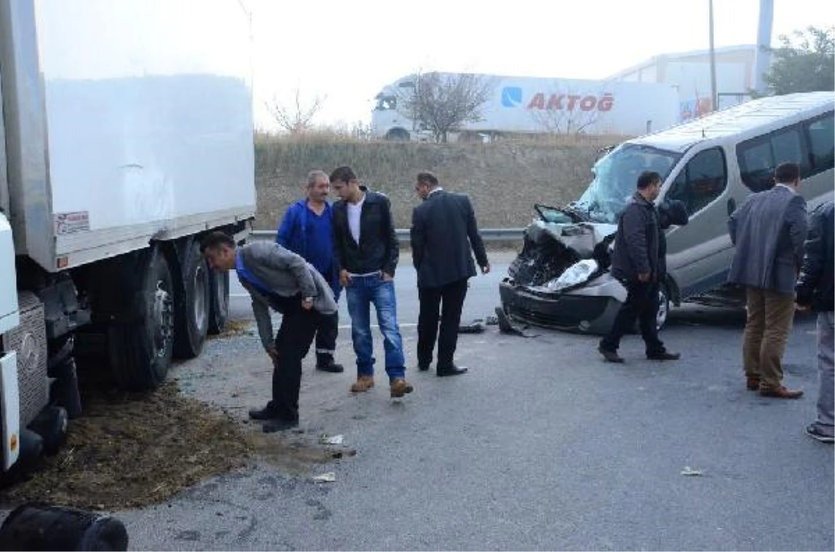 İzmir\'de Yoğun Sis Kazası: 5\'i Öğrenci, 8 Yaralı