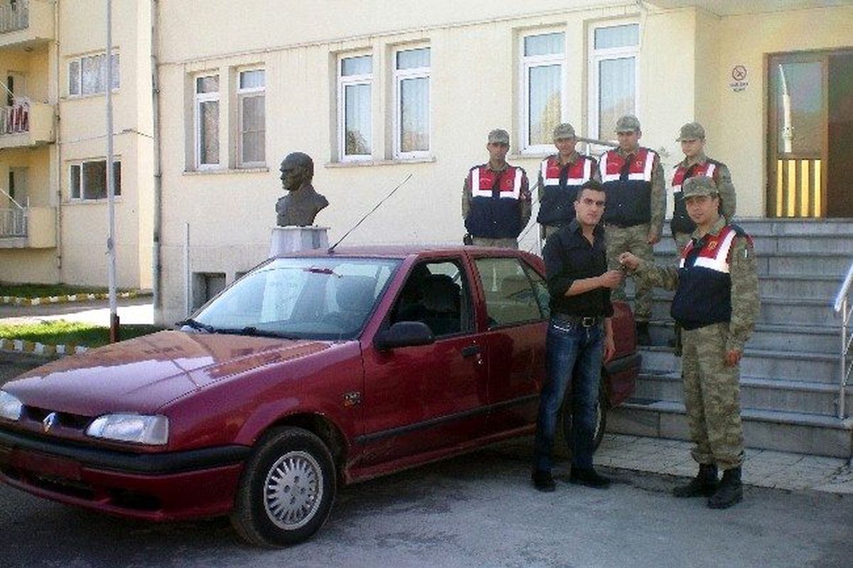 Jandarma Çalınan Aracı Bularak Sahibine Teslim Etti