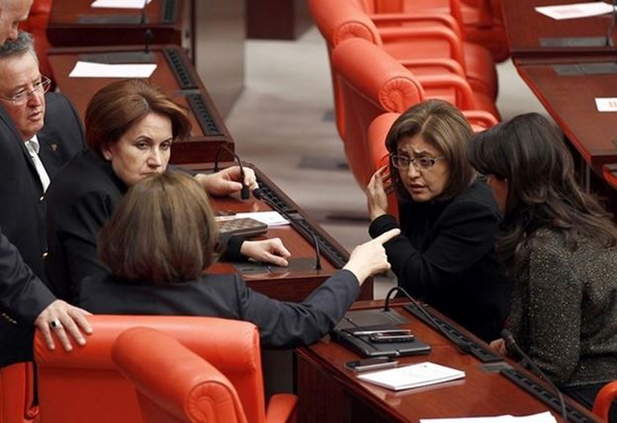 Kadın Milletvekilleri Genel Kurul\'da Pantolon Giyebilecek
