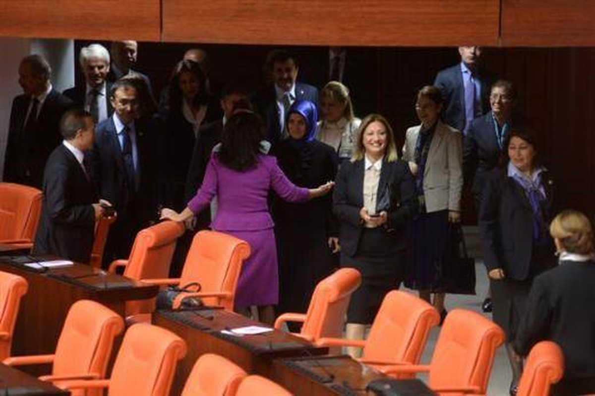 Kadın Vekillere Pantolon Yolu Açılıyor