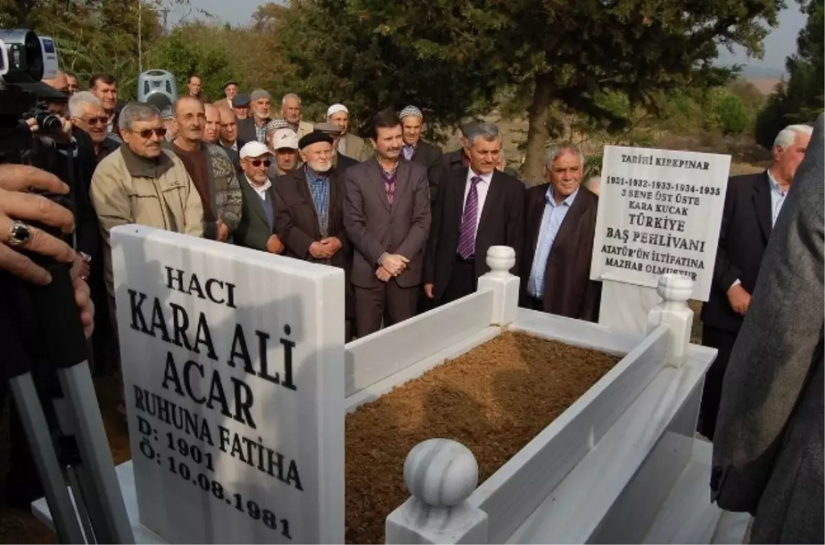 Kırkpınar Baş Pehlivanı Mezarı Başında Anıldı