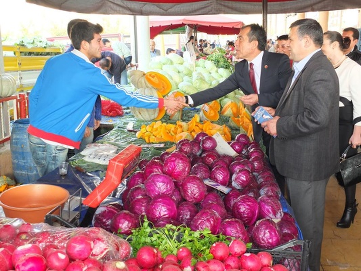 Kökoğuz Bayraklı\'nın Her Yerini Geziyor