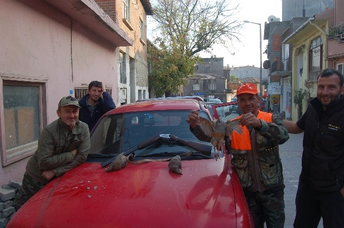 Lapsekili Avcılar Keklik Avlamak İçin Trakya Bölgesine Gidiyor
