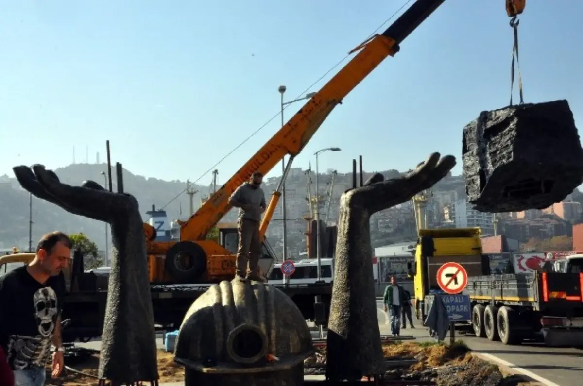 Madenci Heykeli İlgi Odağı Oldu