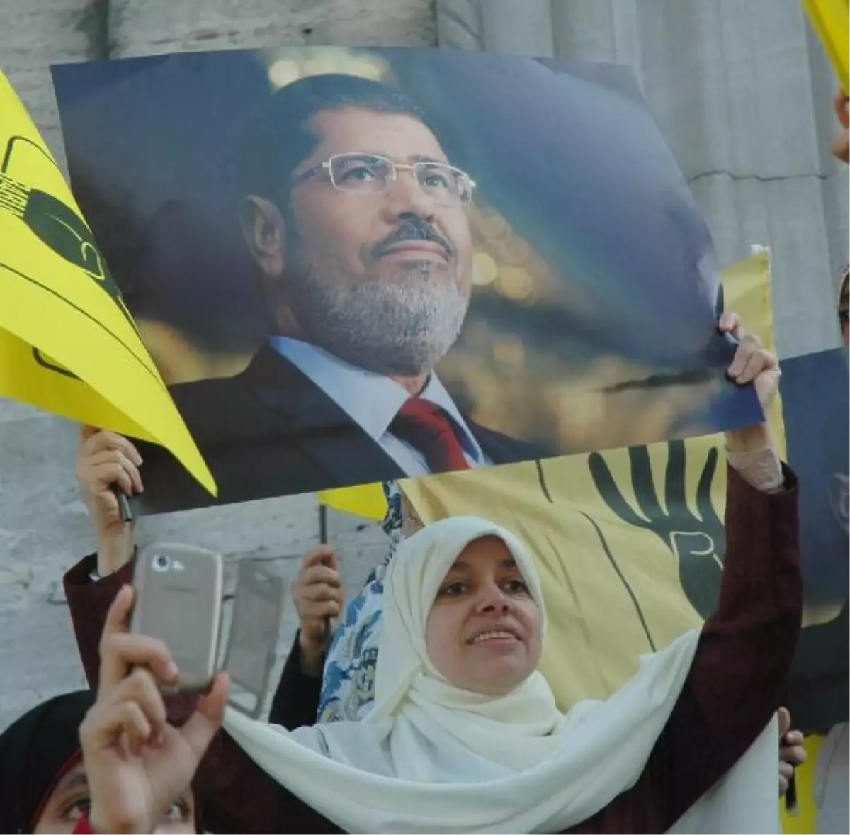 Mursi\'nin Yargılanması Protesto Edildi