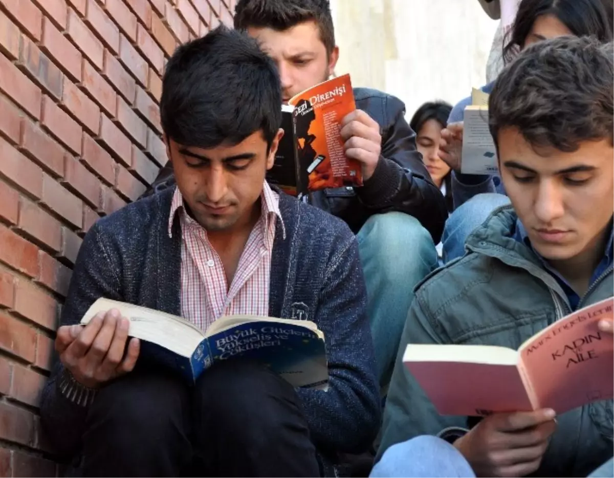 Öğrenciler Kitap Okuyarak Protesto Eylemi Düzenledi